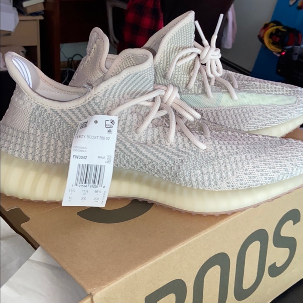 YEEZY BOOST 350 NEVER WORN